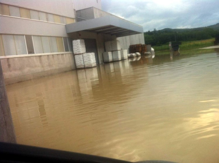 Poplavljena hala Fosta Novog u Podbermu (Fost Novi)