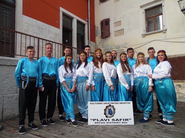 Članovi KUD-a "Plavi safir" iz Brčkog posebno oduševili gledatelje