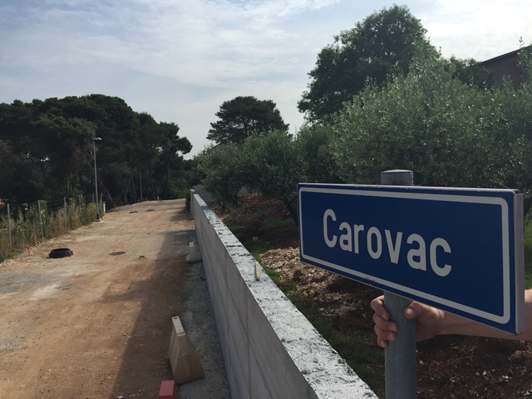 Pet puta prekopana ulica Carovac u Vinkuranu  (P. GREGOROVIĆ)