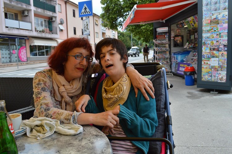 Vesna i njena kći Mia koja je stalno ovisna o tuđoj pomoći (A. Š.)