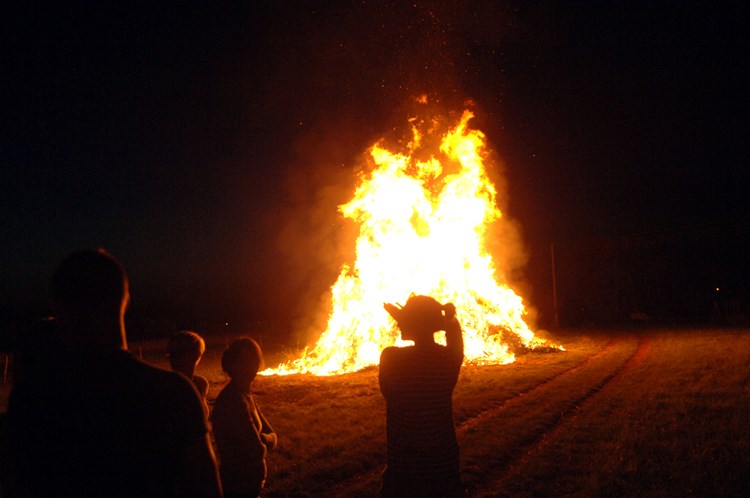 Krijes je bio najveća zabava za djecu, a vatra se u jednom trenutku vinula na oko 15 metara (Mateo SARDELIN)