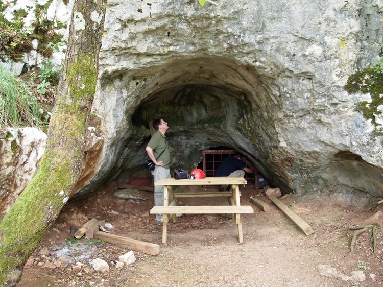 Uz najpoznatiju Romualdovu pećinu, sustavno se istražuje i Pećina kod Rovinjskog sela, lokalitet 'Abri Konti' i 'Lim 001'