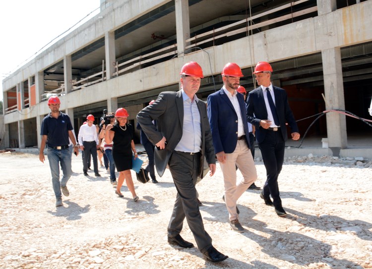 Ministar Dario Nakić s domaćinima u obilasku gradilišta nove bolnice (D. Memedović)