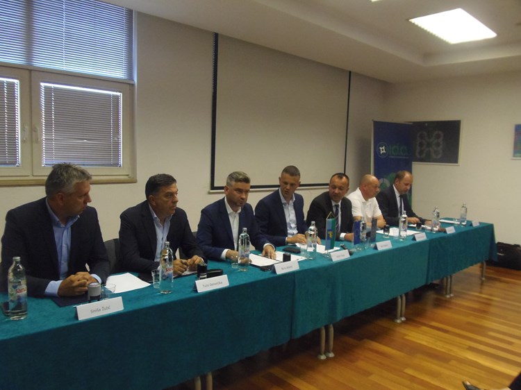 Sporazum su potpisali gradonačelnici Pule, Pazina, Buzeta, Poreča, Rovinja i Labina (D. B. P.)