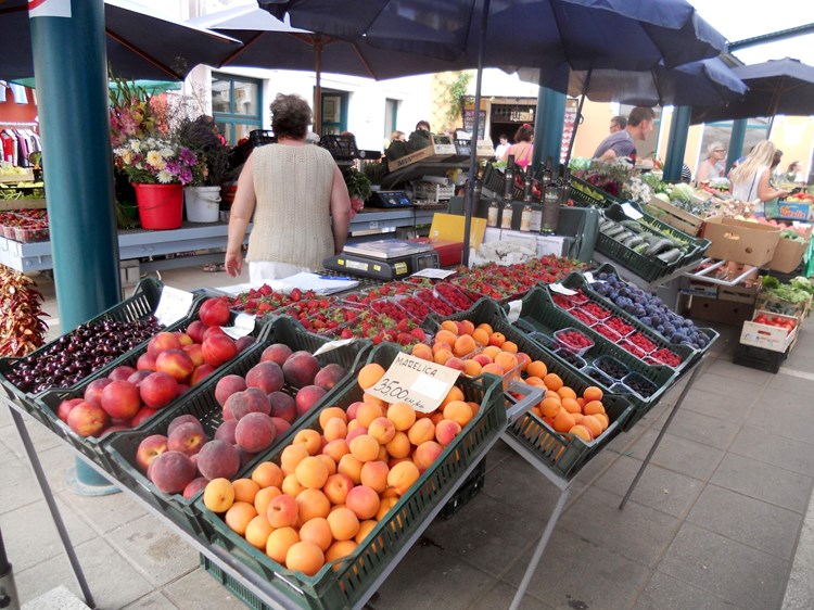 Obilje plodova na rovinjskoj gradskoj tržnici, ali po vrlo raznolikim cijenama (N. O. R.)