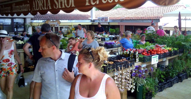 Turisti rado obilaze tržnicu, ali sve su veća konkurencija trgovački centri