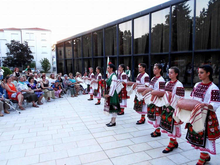 Bugarski ples s pogačama (D. ŠIŠOVIĆ)