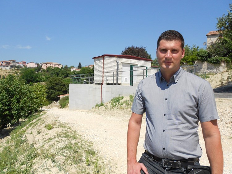 Općinski načelnik Marko Ferenac i novi pročistač otpadnih voda u Vižinadi (M. RIMANIĆ)