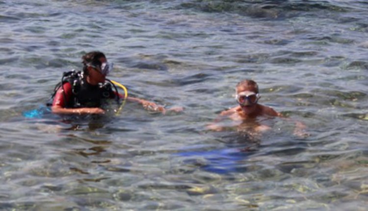  Ronioci su podučavali korisnike kako se služiti ronilačkom opremom i pravilno disati u vodi