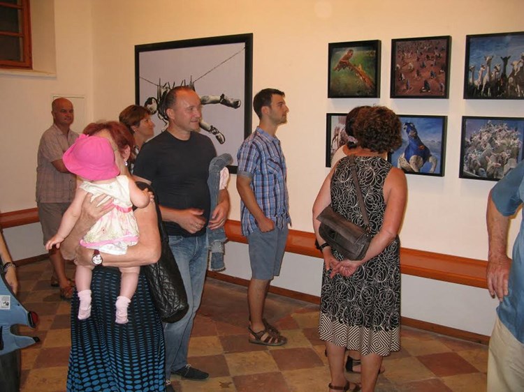  Brojna publika na otvaranju izložbe u Galeriji Alvoni