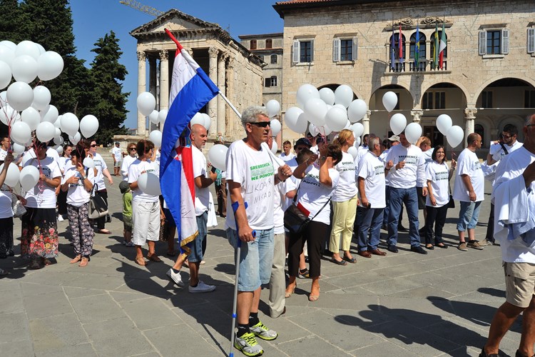 Čak 127 bijelih balona simbolizirali su posljednje žrtve pokopane u Potočarima (M. MIJOŠEK)
