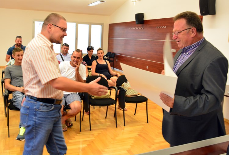 Majstorske diplome je uručio potpredsjednik Obrtničke komore Istarske županije Enrico Cernecca (Neven LAZAREVIĆ)