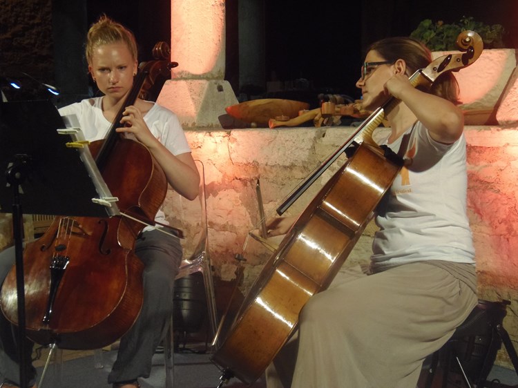 Kristina Winiarski iz Švedske i Alja Mandič iz Slovenije izveli su Barriereovu "Sonatu for two cellos" (Z. ANGELESKI)