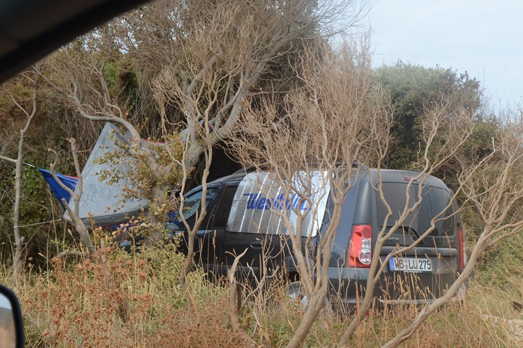 Auto u grmlju, a u šumi obitelj ilegalnih kampista (D. ŠTIFANIĆ)