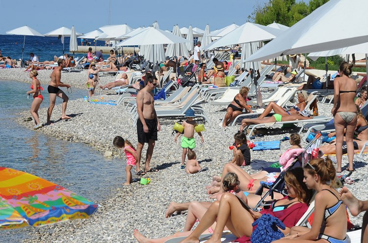 Porečke plaže su prepune turista