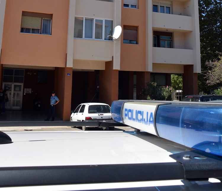 Policija ispred nebodera u kojem stanuje Xhaka 24. kolovoza (Neven LAZAREVIĆ)