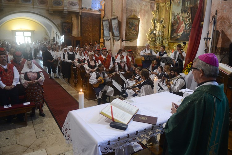 Biskup Ivan Milovan predvodi misu kojom je započeo program "Maše po starinski"