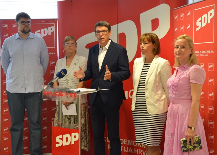 Peđa Grbin, Ada Damjanac, Željko Jovanović, Tanja Vrbat Grgić i Sandra Krpan (N. LAZAREVIĆ)