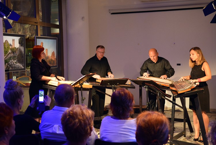 Slovenski citraški kvartet djeluje u sastavu Peter Napret, Anita Veršec, Janja Brlec i Tomaž Plahutnik (Neven LAZAREVIĆ)