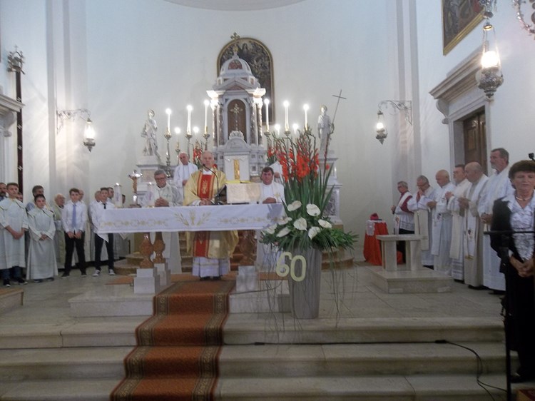 Koncelebrirali su porečki dekan Milan Zgrablić i vrsarski župnik Lino Zohil te gotovo dvadeset svećenika (R. BURŠIĆ)