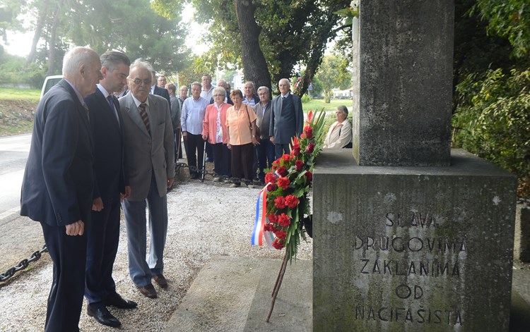 Položeni su vijenci na spomenik ubijenim antifašistima (D. ŠTIFANIĆ)