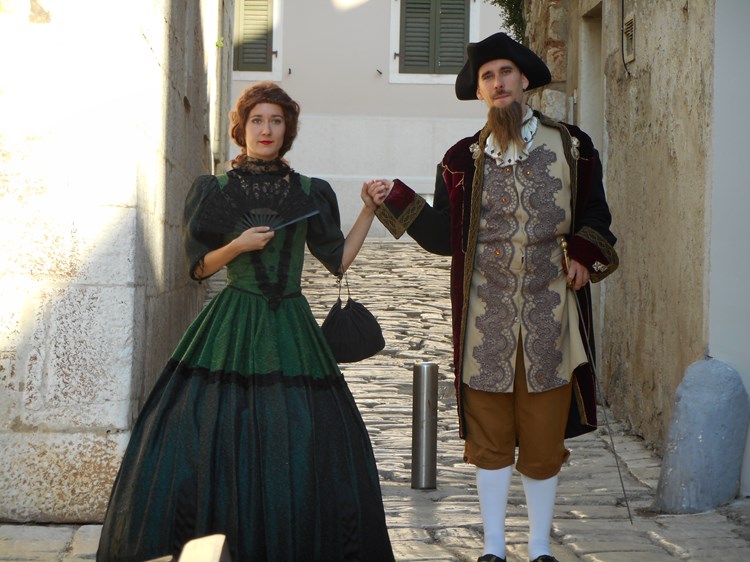 Par u kostimima iz 18. stoljeća (Elio VELAN)