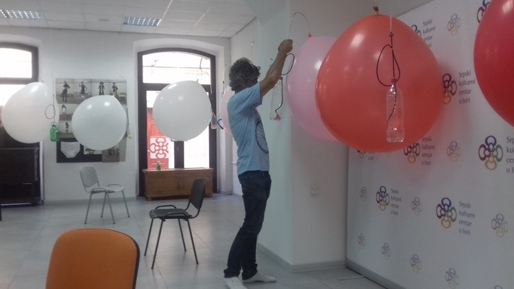 Alex Mendizabal kreira kompoziciju za balone (Z. A.)