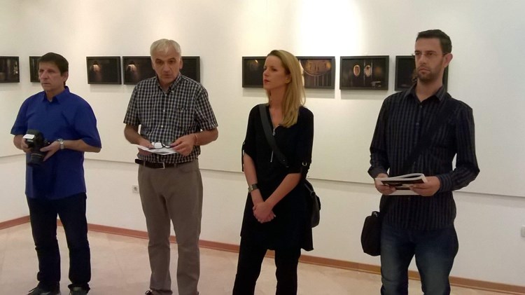S otvorenja izložbe: Jelena Blagović Pavičić u društvu predstavnika Centra vizualnih umjetnosti Batana