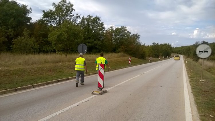 Radnici Cesta postavljaju prometnu signalizaciju (N. O. R.)