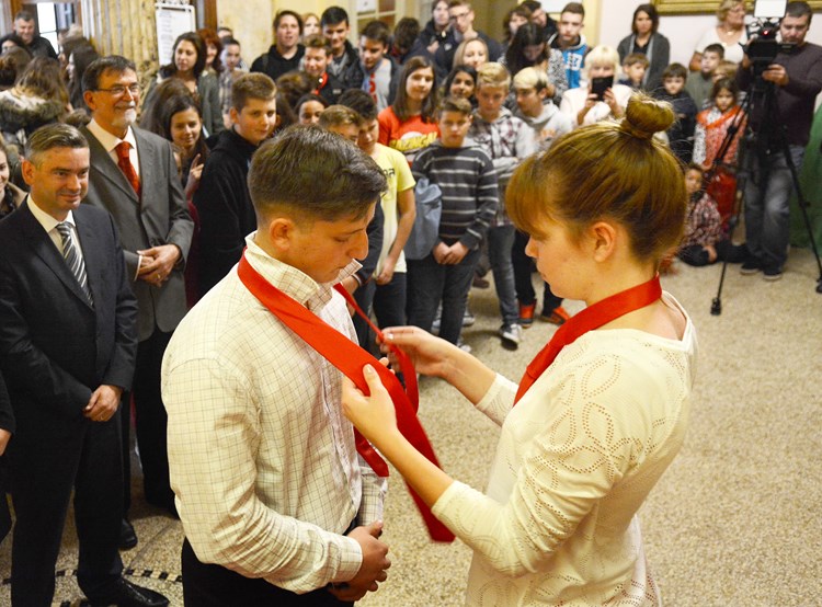 Učenici Gimnazije Pula Dea Peruško i Marko Bičić podučili su  okupljene umijeću vezanja kravate