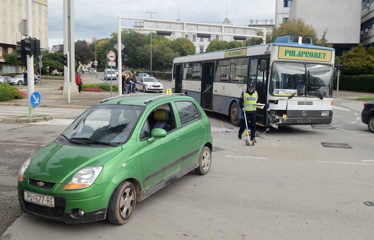 Sudar automobila i autobusa Pulaprometa na Trgu Republike u Puli (D. ŠTIFANIĆ)