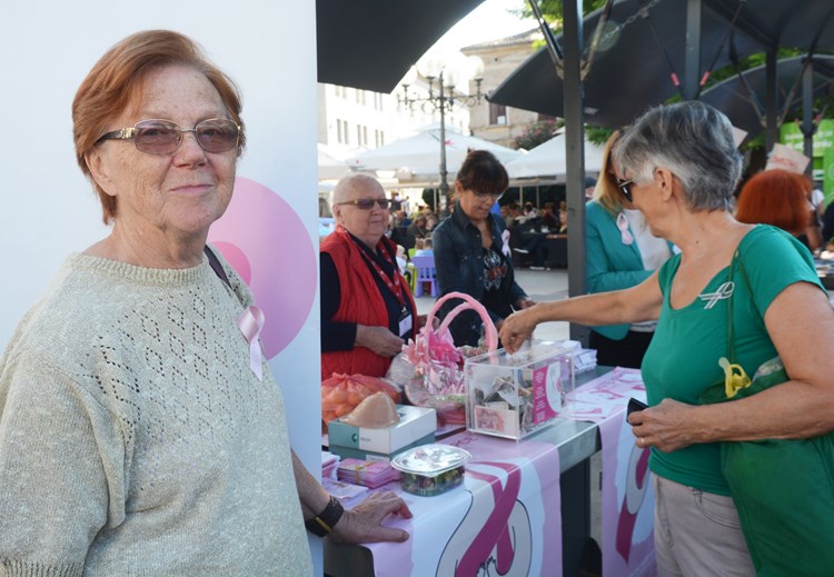 Dan ružičaste vrpce obilježen na pulskoj tržnici  (D.  MEMEDOVIĆ)