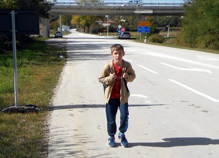 Petaš putnik pješači od stajališta u Cerovlju do Gologorice