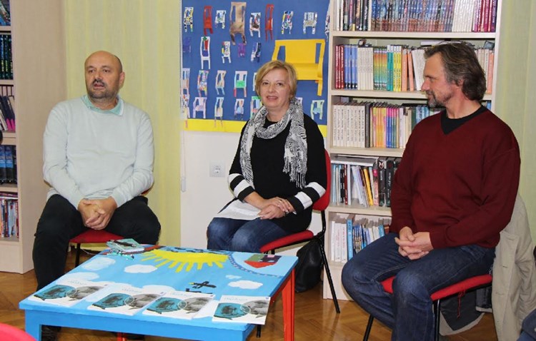 Goran  Božičević, Jasmina Papa Stubbs i Boris Pavelić u bujskoj knjižnici na predstavljanju knjige (L. JELAVIĆ)