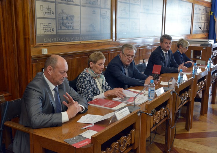 Na sastanak pozvani zastupnici iz 8. izborne jedinice,-odazvao se jedino IDS predvođen Giovanniem Sponzom (N. LAZAREVIĆ)