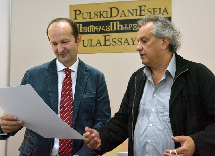 Ivici Matičeviću nagradu za najbolju knjigu eseja uručio je Boris Domagoj Biletić (N. L)