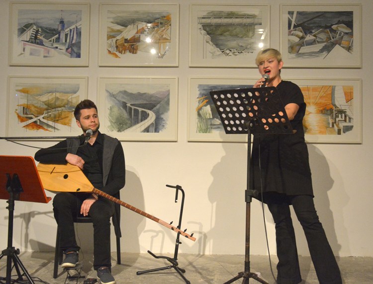 Događaj večeri - performans "Prokleta brana" multimedijalne umjetnice Lale Raščić (N. LAZAREVIĆ)
