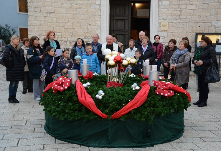  Paljenje prve adventske svijeće pred crkvom (D. Memedović)
