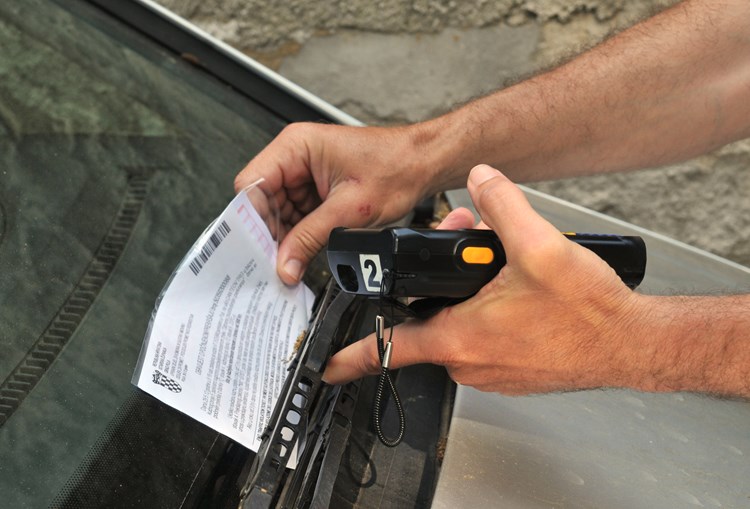 Kazna za krivo parkiranje upola jeftinija ako se plati u roku od tri dana (N. LAZAREVIĆ/Arhiva)