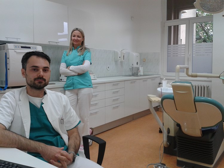 Oralni kirurg dr. sc. Bruno Vidaković i medicinska sestra Tanja Ribić u novoopremljenoj ambulanti (Duška PALIBRK)