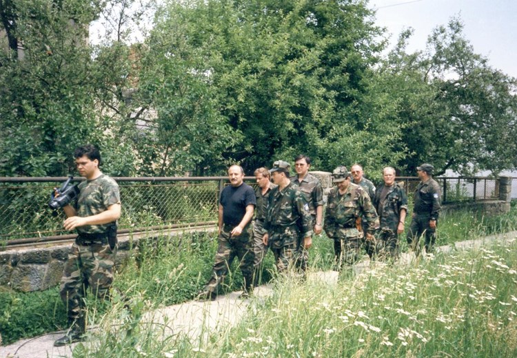 Boris Tončinić (peti u koloni) u obilasku ratišta u društvu bivšeg ministra Ivana Vekića (drugi u koloni) sa suradnicima (Arhiva