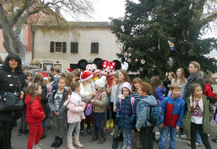 Jučer su vrtićarci i školarci okitili jelku na medulinskoj Placi (M. VERMEZOVIĆ IVANOVIĆ)