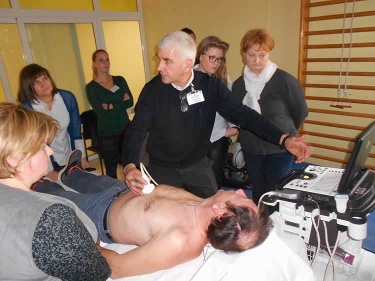 Dr. sc. Radovan Radonić demonstrira rad prenosivoga uređaja za ultrazvučnu dijagnostiku (M. RIMANIĆ) 