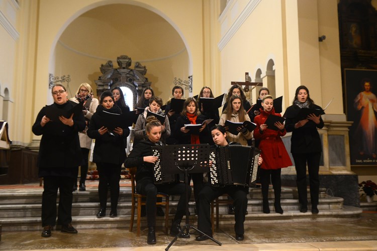 Vokalni ansambl Muzičke akademije u Puli svoj je koncert naslovio "Evo, ide čas!" (Dejan ŠTIFANIĆ)