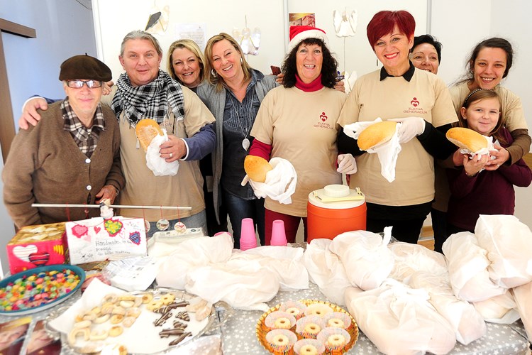 Volonteri udruge besplatnim kruhom i kolačima pomagali su potrebitima (M. MIJOŠEK)