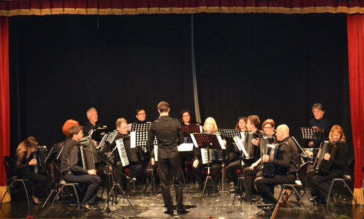 Harmonikaški orkestar Stanko Mihovilić, kojim je dirigirao Julian Grgorović