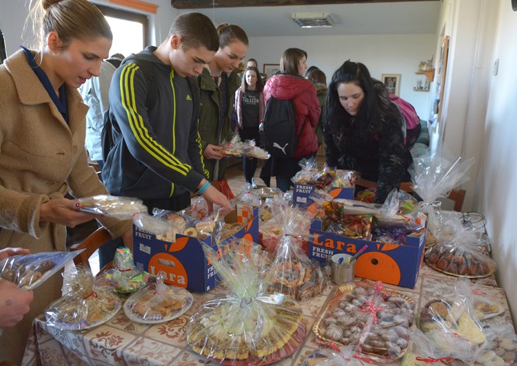 Učenici pripremaju kolače za beskućnike (N. LAZAREVIĆ)