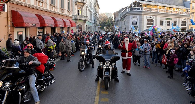 Razdragano mnoštvo dočekalo je Djeda Mraza na Portarati