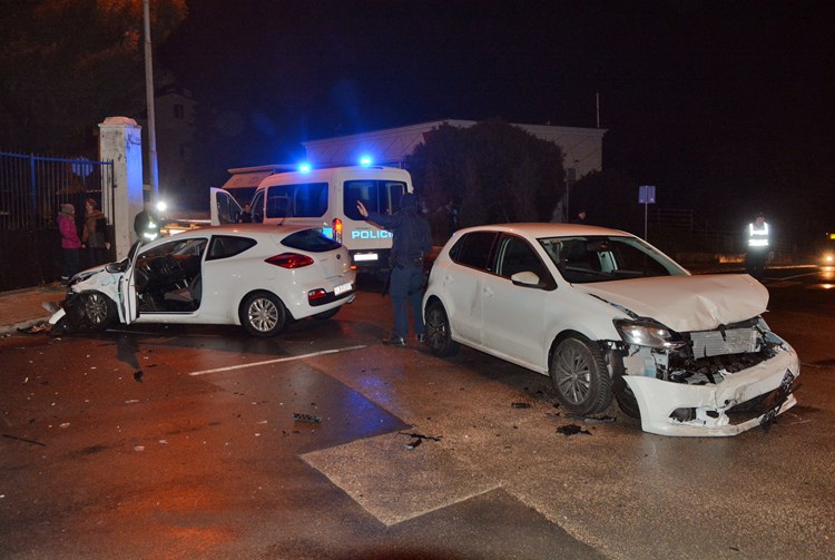 Prometna nesreća na vrhu Radićeve ulice u Puli (D. MEMEDOVIĆ)
