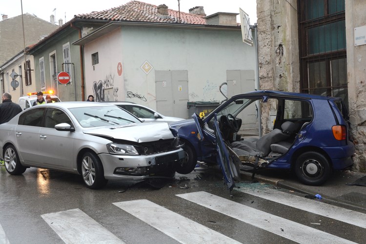 Prometna nesreća na križanju Rakovčeve i Zadarske ulice u Puli (D. MEMEDOVIĆ)